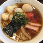 八雲 - 特製雲呑麺ハーフ(黒醤油)切り落としチャーシューと味玉をトッピング¥1.250‼️は最高峰