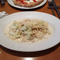 イゾラ ブル - 豚肉とキャベツのクリームパスタ