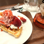 トムズカフェ - ハーフサイズでもたっぷりソフトクリーム、いちごは2粒のっていました✨