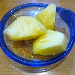 ちゅらさん亭 - パイナップルのデザートサービス