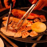 周王山 - 豚を胡椒入り胡麻油につけて 辛味葱と合わせ、味噌つけて サンチュで巻いて、いっただきま〜〜す！