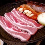 周王山 - サムギョプサルって豚肉なんですね 朝鮮菜は牛肉のイメージが強かったなぁ それとイカ、キムチ、玉葱、ニンニク これを炒め合わせていきます。