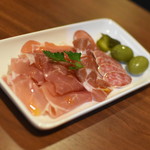 ワインバー バッカス - 生ハムとサラミ、オリーブもちょっと（６００円）２０１９年３月