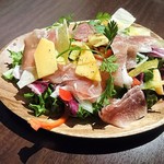 個室×チーズと肉バル Rossi - チーズ＆生ハムサラダ