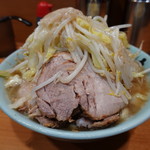 ラーメン二郎 - ブタを取出してカシャ！