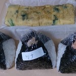Omusubi Daichi - 選べる3種のおむすび+ほうれん草入り厚焼き玉子