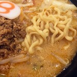 8番ラーメン  - 野菜担々麺の麺とスープ接写。