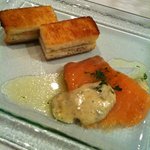ワインバー＆レストラン ブテイユ - アミューズ：スモークサーモンと海老と帆立のムースを挟んだホットサンド