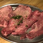 炭火焼ホルモン　たろべえ - 和牛 塩タン