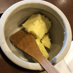 茶房那古屋 - バターは卓上の壺に