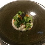 SCALAE - 信州サーモンの低温調理 新玉葱のエスプーマと黒ニンニクのピューレ カラスミを添えて 