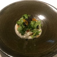 SCALAE - 信州サーモンの低温調理 新玉葱のエスプーマと黒ニンニクのピューレ カラスミを添えて 