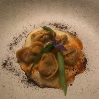 SCALAE - ガリシア産の栗豚のラグーを詰めたトルテッリと2色のアスパラ 燻製した卵黄ソース