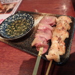 一八 - 左から　白レバー串￥150、ぼんじり￥120