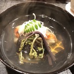 津の守坂 小柴 - 金目鯛、よもぎ麩、椎茸、ワラビ