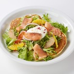 スモークサーモンパンケーキ~柑橘ドレッシングと濃縮ヨーグルト添え~