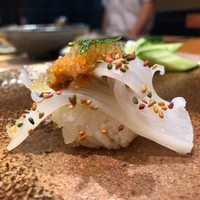 天寿し 京町店 - 鮮やかな五色胡麻のかけられた飾り切りも美しい烏賊