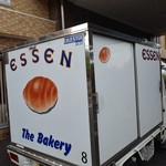 ESSEN - 施設の玄関に横付け