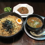 夜鳴き軒 - つけ麺(あつもり) 大盛 トッピング九条ねぎ 黒炒飯