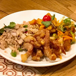 本格タイ料理バル プアン - 手前から時計回りに豚バラのタイ風カリっと揚げ、豚ひき肉とタイハーブのサラダ、鶏肉と彩り野菜のピリ辛和え
