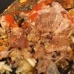 Otonano Okonomiyaki Kate-Kate - かつおぶしとサンバルソースを掛けたところ