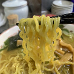 ラーメン 前田家 - 中太縮れ麺