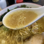 ラーメン 前田家 - 脂多めのスープににんにく チョロり  … 最高です