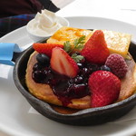 Butter - ミックスベリーとクリームブリュレの窯出しフレンチパンケーキ～純生クリーム＆苺のコンフィチュール～