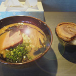 らぁめん 喜乃壺 - 喜乃壺 黒真空 800円 + 白飯 100円