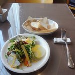 コッキーナ - ランチにつく有機野菜サラダとパン