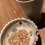 Itasoba Kaoriya - 蕎麦の実を揚げた物とほうじ茶