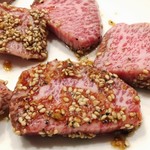 炭火焼肉ふじた - ロースはかなり脂が多めでした。