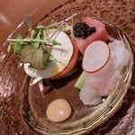 Wine Bar＆Dining ペトロス - 小さな鮮魚のカルパッチョと水牛のモッツァレラ、トマトのサラダ！