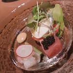 Wine Bar＆Dining ペトロス - 小さな鮮魚のカルパッチョと水牛のモッツァレラ、トマトのサラダ！