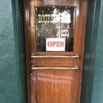 呂仁 タバーン - 2階のドア