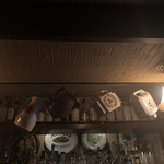 呂仁 タバーン - カウンターの頭上は水差しが釣ってある