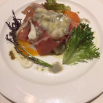 マッシュルーム - ホワイトアスパラと生ハム 紅花卵のポーチドエッグ添え ゴルゴンゾーラソース