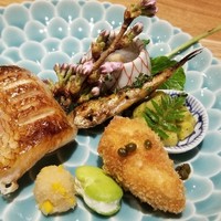 祇園 にし - 八寸
                    ⑥真鯛の白子フライ、実山椒ソース
                    ⑦空豆とクリームチーズ
                    ⑧赤鯥(ノドグロ)の幽庵焼き
                    ⑨筍と独活の木の芽和え
                    ⑩焼き本もろこ
                    ⑪のれそれ(穴子の稚魚)