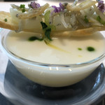 プレヴナンス - 二層になったカブの冷製スープと白魚