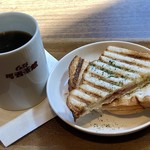 Kahi sakan - モーニングのコーヒー¥300とホットサンドイッチ¥330