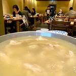 105819589 - 様々な部位を水から炊いた黄金色のスープ