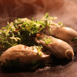 かりふわ堂 - カキの鉄板焼き ¥1,000 / 広島産の大粒牡蠣を無塩バターと利尻昆布出汁で仕上げた大人の味です!!