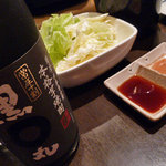 地鶏屋 風神雷神 - 黒丸の黒　ボトル　３５００円　　キャベツのお通しは　４００円/人