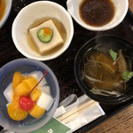 菰山亭 - 胡麻豆腐、杏仁豆腐、鶏のけんちん汁。