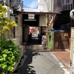 和牛焼肉と新鮮ホルモン MIYAKO - この路地の奥に店が