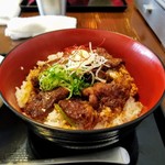 和牛焼肉と新鮮ホルモン MIYAKO - 焼き肉丼（上）1000円