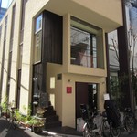 Gallerry & cafe TAKASE - 外観、店は２階