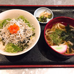 地魚酒場 魚八商店 - しらすトビッコ丼