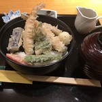 Oonoya - 天丼に味噌汁、お漬物。出汁はお好みで。