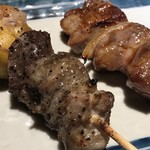 Yakitori Dainingu Itadaki Kokko Chan - 美唄焼き鳥（左）と室蘭やきとり（右）